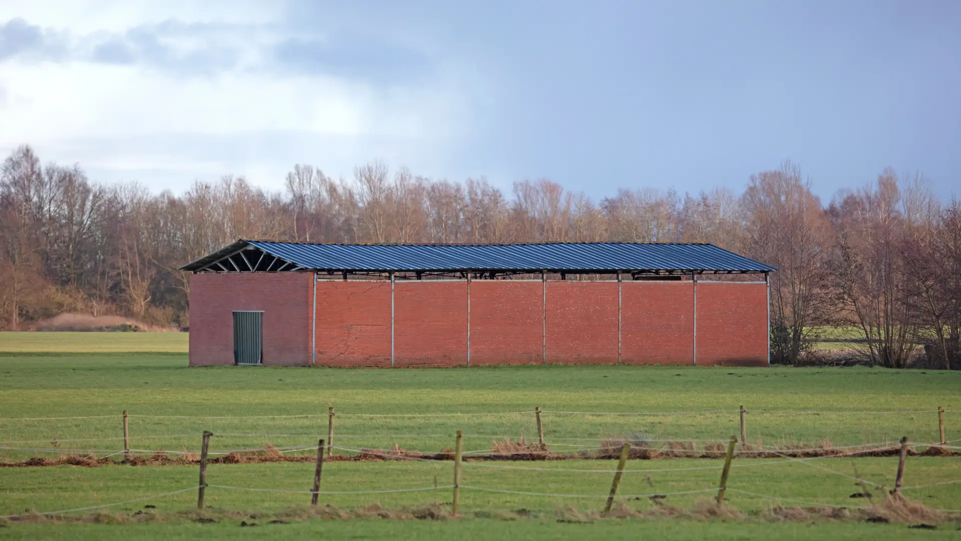 panneaux solaires photovoltaiques sur hangar agricole