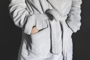 Pourquoi le peignoir est bien plus qu’un simple vêtement d’intérieur