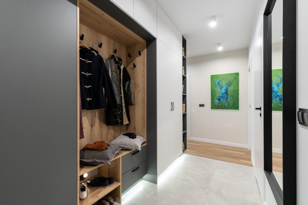 Comment organiser un dressing fonctionnel dans un petit appartement ?